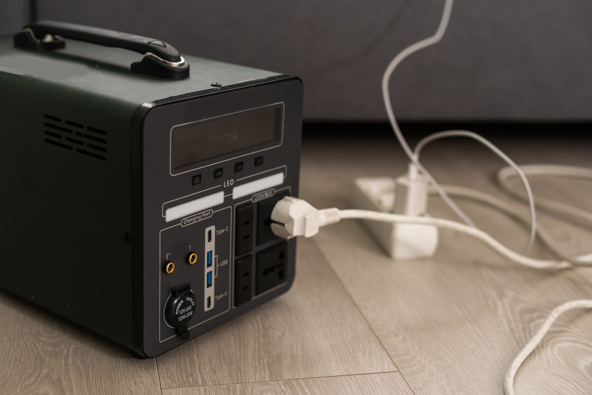 Computer server UPS — uninterruptible power supply