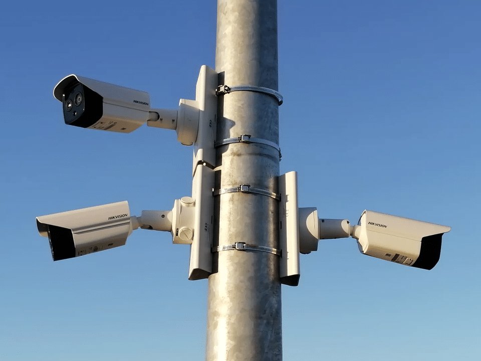 Réalisation KTR — caméras Hikvision installées sur mât