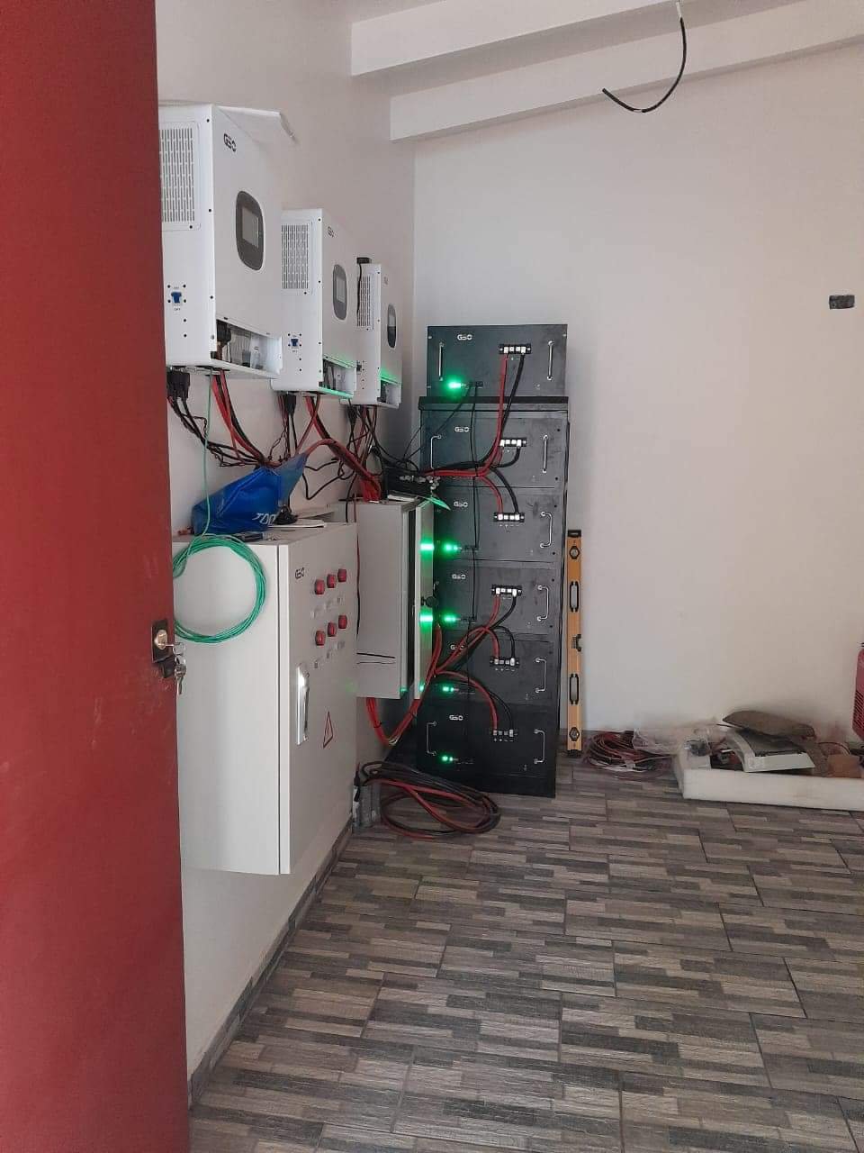 Batteries et onduleurs muraux installation solaire