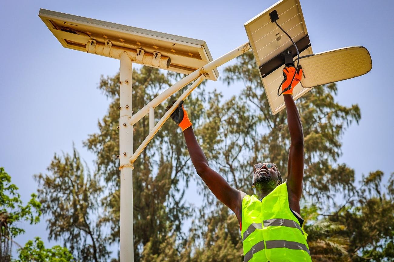 Technicien installation lampadaire solaire