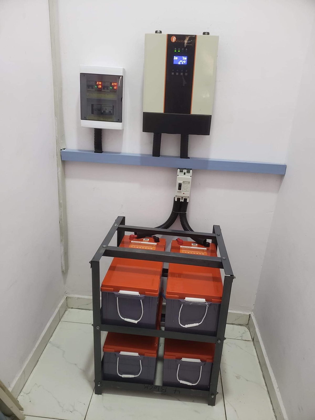 Onduleur et rack batteries solaire
