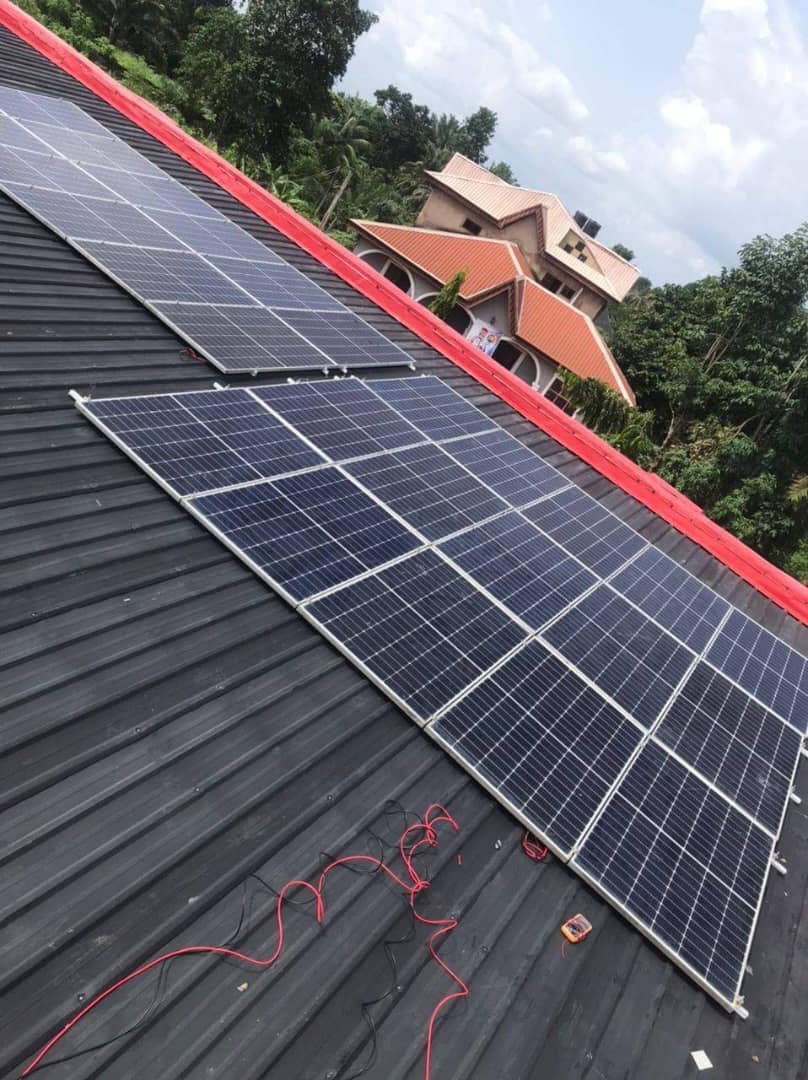 Panneaux solaires toiture villa
